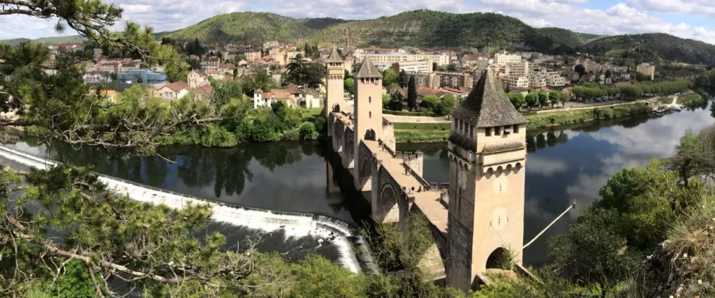 Pont Valentré de Cahors - Curiosités à voir dans le Lot à partir de votre gîte à Cabrerets, proche de St Cirq Lapopie