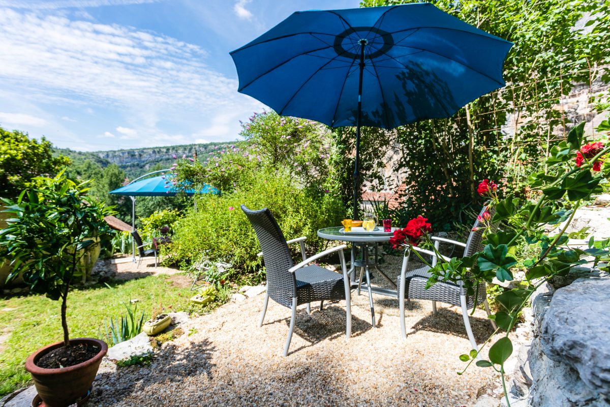 Terrasse réservée appartement QUERCY - Location vacances gîte à Cabrerets Un Jardin dans la Falaise